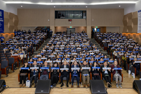 BTF 푸른나무재단 창립 30주년 기념식 단체사진 / 사진 = 재단 제공. 