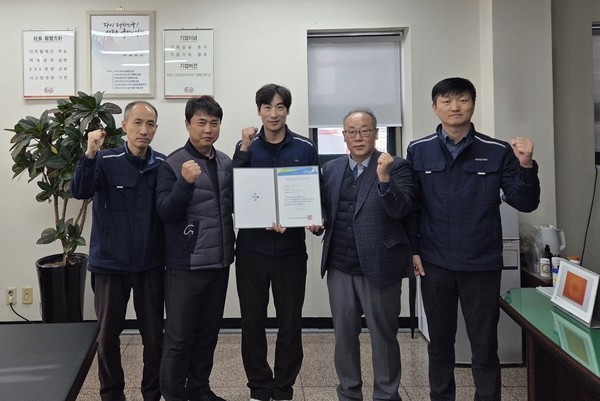 인천사업처 직원들이 ‘위험성평가 우수사업장 인정서’ 취득 기념사진을 촬영하고 있다/사진=한전KDN