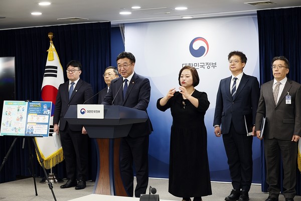 윤호중 행정안전부 장관이 11일 오후 서울시 종로구 정부서울청사에서 미성년자 약취·유인 범죄 근절을 위한 어린이 등하굣길 안전확보 종합대책 합동브리핑 발표를 하고 있다. / 사진 = 행정안전부. 