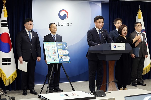 윤호중 행정안전부 장관이 11일 오후 서울시 종로구 정부서울청사에서 미성년자 약취·유인 범죄 근절을 위한 어린이 등하굣길 안전확보 종합대책 합동브리핑 발표를 하고 있다. / 사진 = 행정안전부. 