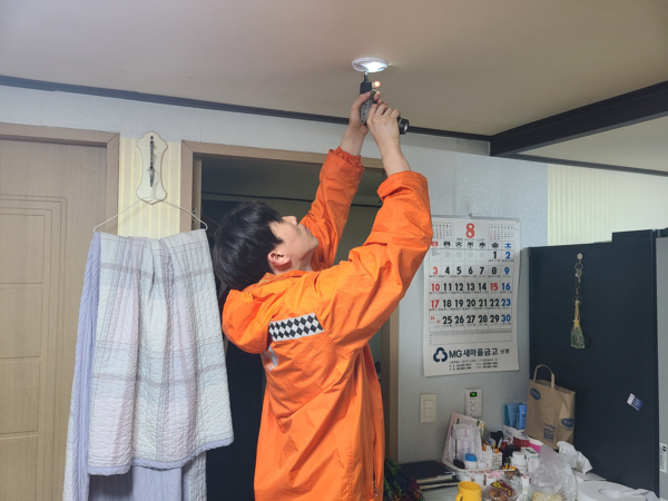 주거 취약세대 주택용소방시설 보급 / 사진 = 소방청 제공.