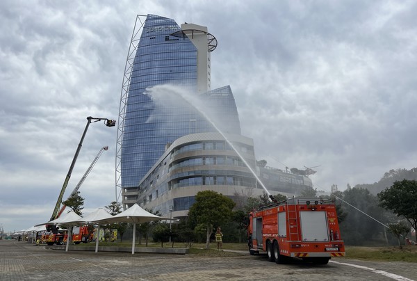 특수소방차량 및 소방헬기가 호텔 화재진압을 위해 일제히 방수 중이다 / 사진 = 소방청 제공.