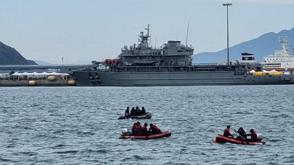 해군 광양함에서 투입된 해난구조전대(SSU) 요원들이 수상 및 수중 인명구조를 하고 있다 / 사진 = 소방청 제공.