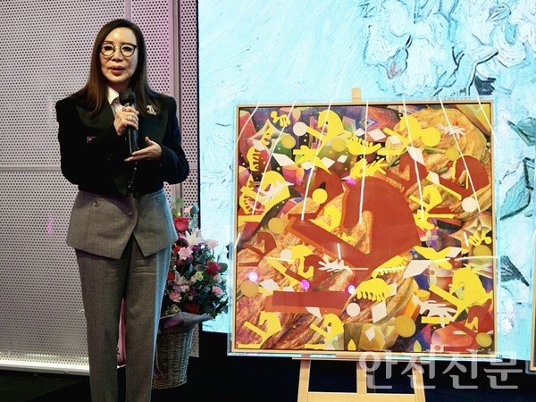 '대한민국 1호 컬러리스트' 김민경 작가(대한민국감성색채디자인협회장)가 '건강과 예술의 융합'을 주제로 한 '발효' 테마의 특별 신작을 런칭행사에서 직접 소개하고 있다. / 사진=오진규 기자