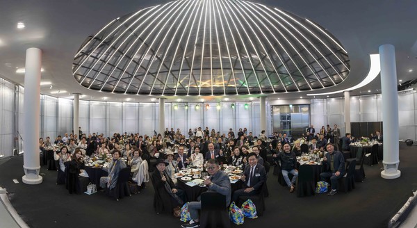 12일 저녁 서울 세빛섬 채빛섬에서 열린 '김군자 당료김치' 런칭행사에 엄태영·서천호 국회의원, 남종현 ㈜그래미 회장 등 정·재계, 문화계 주요 인사 150여 명이 참석해 성황을 이뤘다. / 사진=김군자바이오