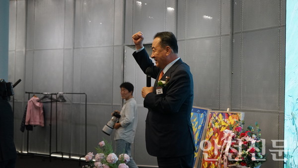 엄태영 국회의원이 "국회 농해수위 차원에서 (김군자바이오 제품을) 정책적으로 도울 길이 없는지 함께 고민하고 있다"며 강력한 지원 의사를 밝히고 있다. / 사진=오진규 기자