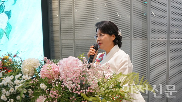 김군자바이오 김군자 대표가 12일 서울 서초구 세빛섬에서 열린 '김군자 당뇨김치' 런칭행사에서 "60세 넘어 시작한 꿈"이라며 신제품 개발 철학과 환영사를 밝히고 있다. / 사진=오진규 기자