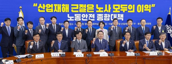 17일 정기국회서 추진할 산업안전보건법 과제 주요 내용 발표한 당정 / 사진 = 연합뉴스. 