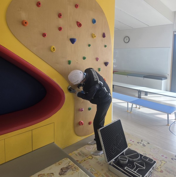 어린이 놀이시설 점검 모습 / 대한산업안전협회 제공. 