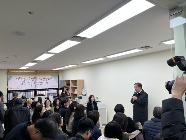 개소식 축하하는 임상혁 녹색병원장.