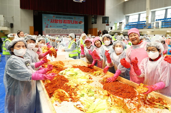 김성제 시장(오른쪽 두번째)이 사랑의 김장나눔 행사에 직접 참여하고 있다./ 사진=의왕시