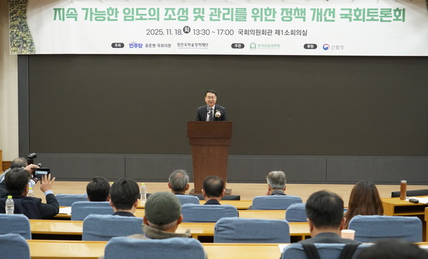 김인호 산림청장이 18일 임도 정책 개선 국회토론회에서 축사를 하고 있는 모습 / 사진 = 산림청 제공. 