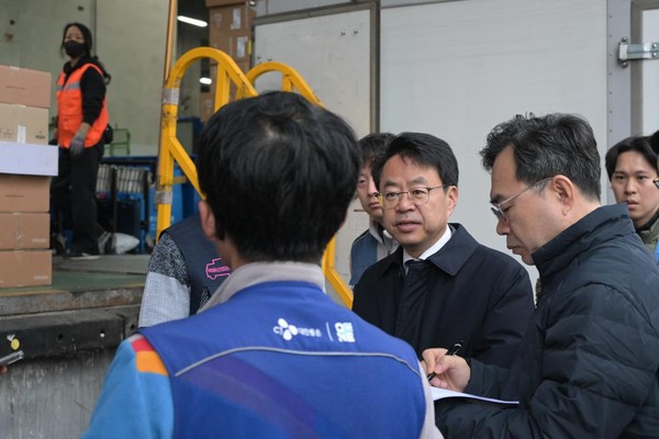 CJ대한통운 군포물류센터 찾은 박홍배 의원 / 박 의원 공식 페이스북. 