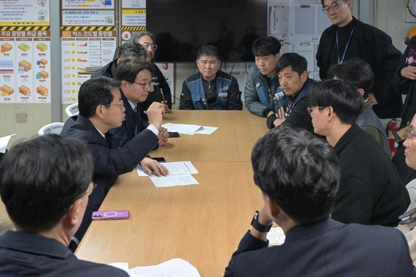 쿠팡을 찾은 박홍배 의원 / 박 의원 공식 페이스북. 