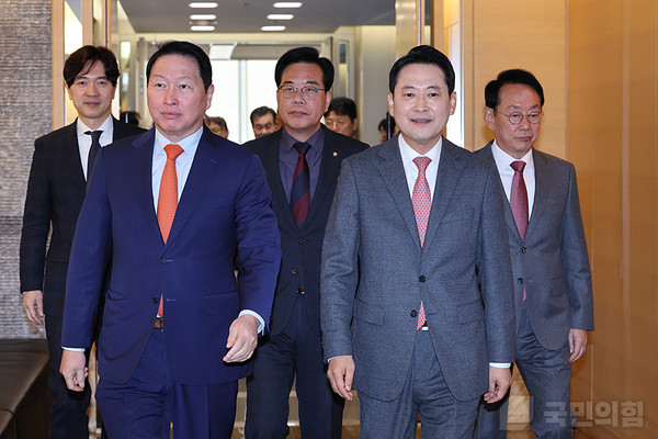 장동혁 국민의힘 당대표와 당 지도부는 19일 서울 중구 대한상공회의소 챔버라운지에서 최태원 대한상공회의소 회장을 비롯한 주요 그룹사들과 정책간담회를 가졌다. / 사진 = 국민의힘. 