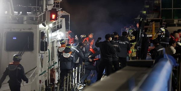 20일 새벽 전남 목포해양경찰서 전용 부두로 여객선 퀸제누비아2호 탑승객들이 구조되고 있다. / 연합. 