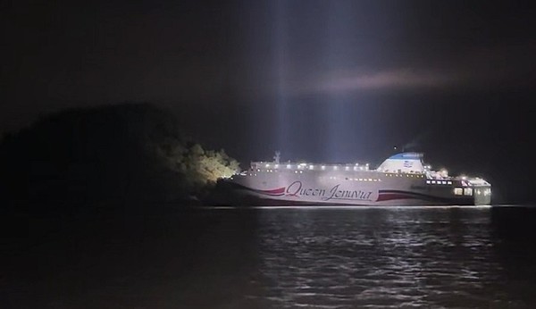 19일 오후 8시 17분께 전남 신안군 장산도 남방 족도에 퀸제누비아2호가 좌초됐다. / 연합. 