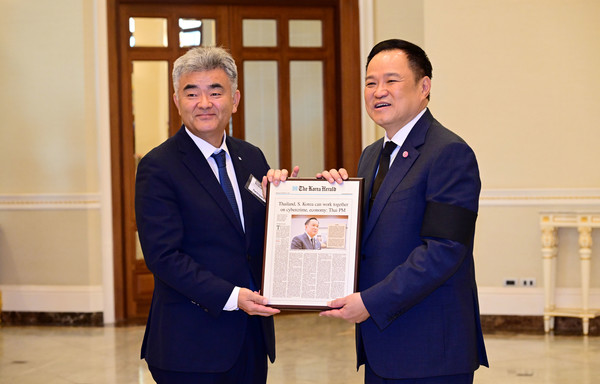 정원주 대우건설 회장(왼)과 아누틴 찬위라꾼 태국 총리 / 사진 = 대우건설 제공. 