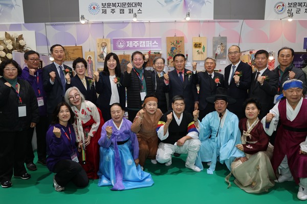 20일 수원 보훈재활체육센터에서 진행된 '2025 보훈복지문화대학 창작예술제'에서 주요 내빈 및 행사 관계자들이 기념촬영을 하고 있다. / 사진=대한민국상이군경회 제공