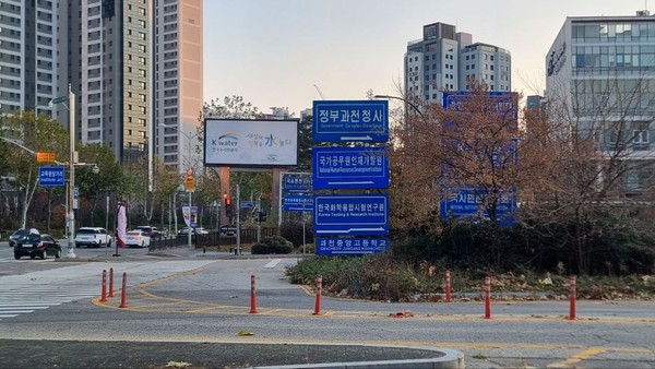 과천시 교육원삼거리에 위치한 안내표지판 일부가 조경수로인해 전혀 보이지 않는다./ 사진=강덕균기자