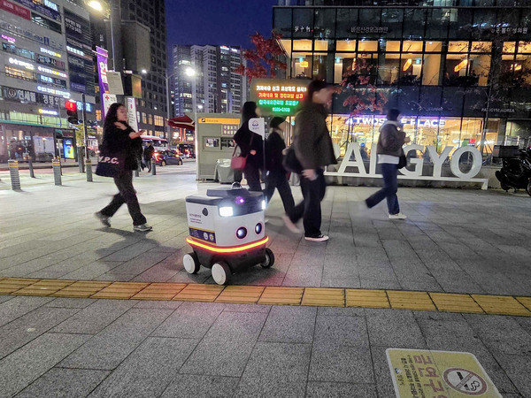 스마트도시과-판교역을 야간 순찰 중인 스마트 순찰로봇 모습