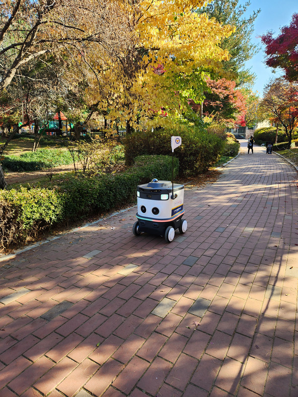 공원 순찰 중인 스마트 순찰로봇 모습 / 사진 = 성남시. 
