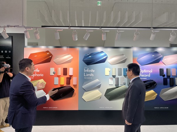 KCC 컬러&디자인 연구센터 찾은 김현중 안전보건공단 이사장(오른쪽)