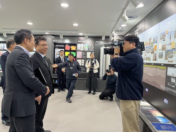 김현중 이사장과 백창기 KCC 부사장.